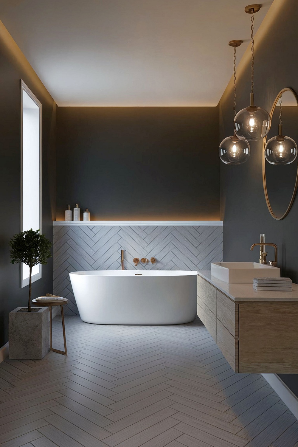 Modernes Badezimmer in Grau mit freistehender Badewanne, goldenen Armaturen, Fischgrätfliesen und stimmungsvoller Beleuchtung.