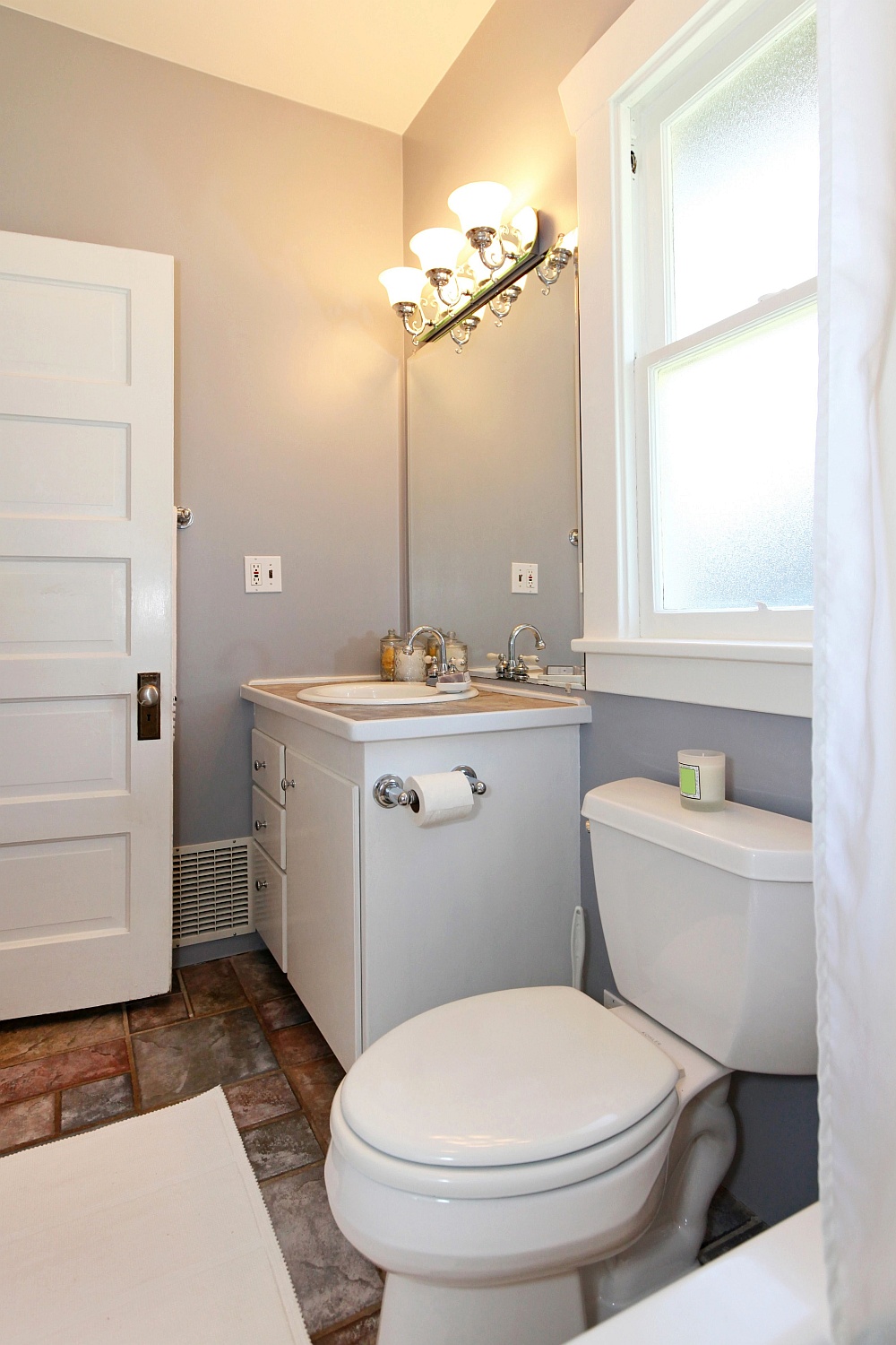 Kleines, helles Badezimmer mit weißer Einrichtung, modernem Waschtisch, kompaktem WC und großem Spiegel, inspiriert für Badgestaltung.