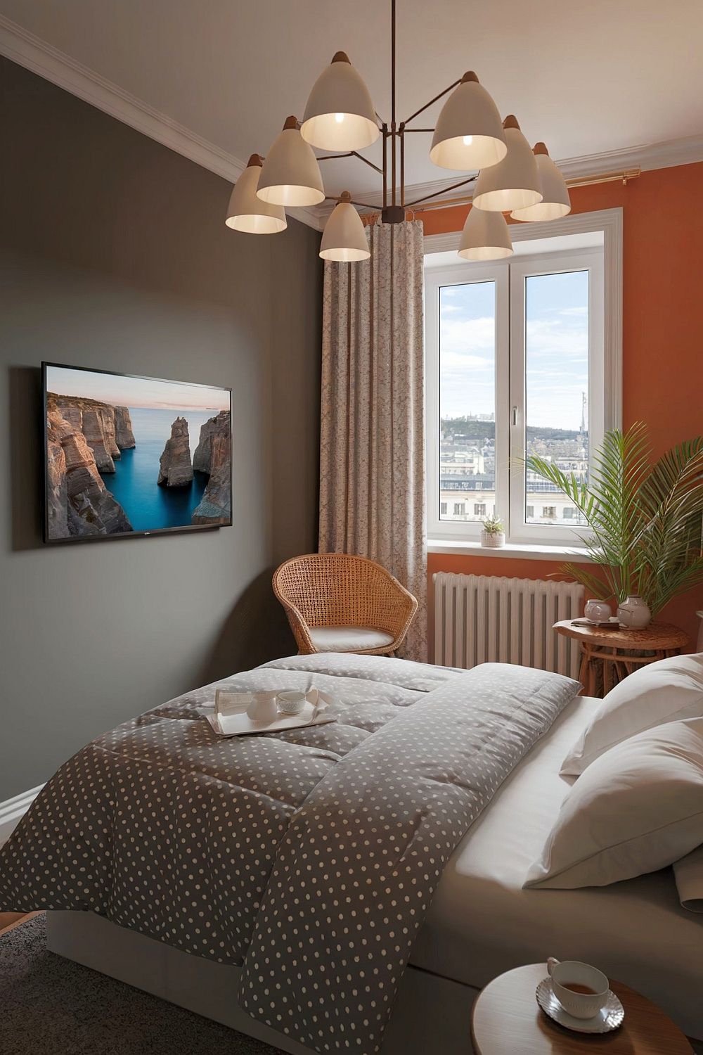 Kleines Schlafzimmer mit gepunkteter Bettwäsche, Korbstuhl, warmen Wandfarben und großem Fenster.