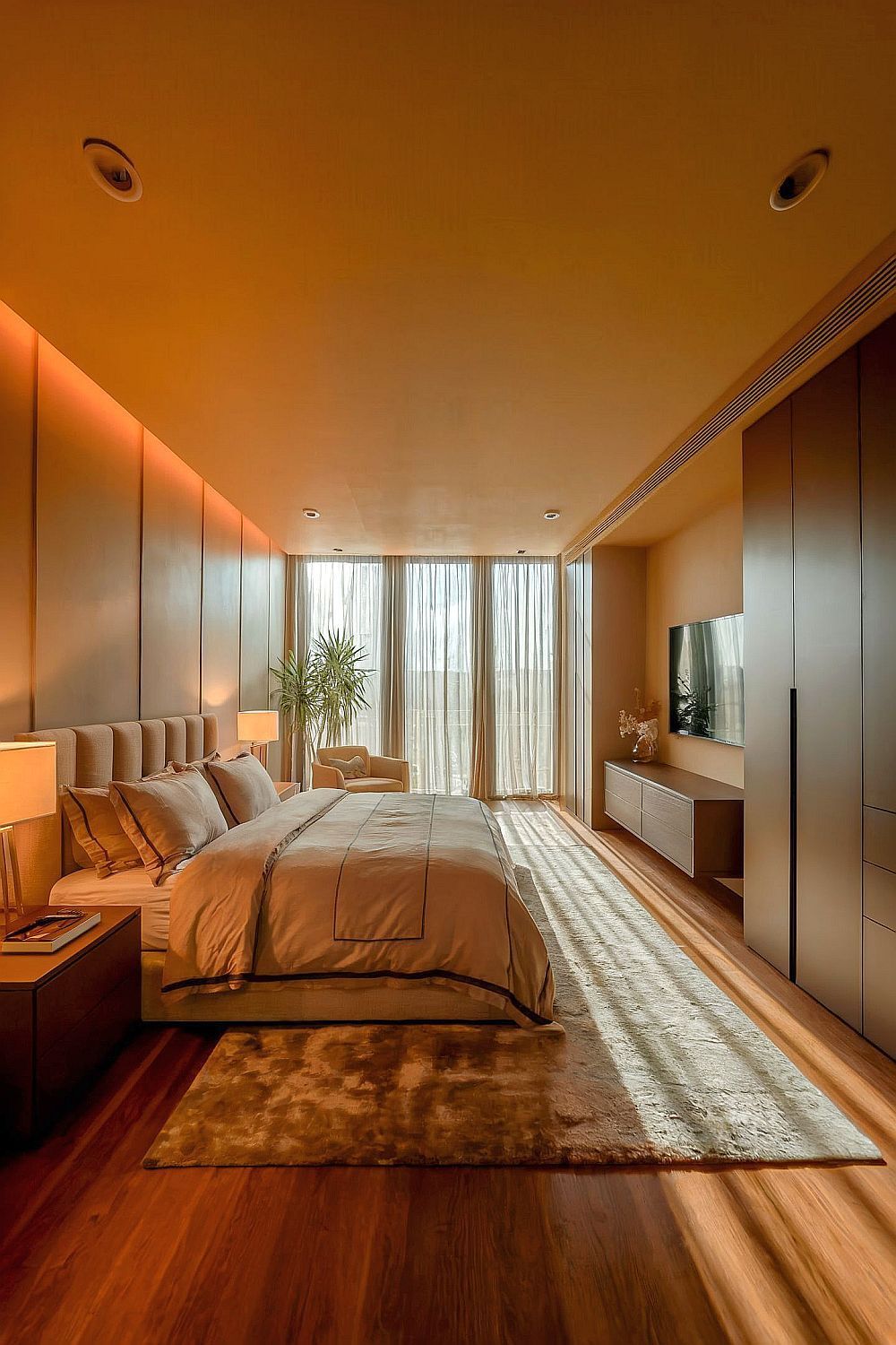 Modernes Schlafzimmer Design mit warmen Erdtönen, gemütlichem Bett, sanfter Beleuchtung und bodentiefen Fenstern als Schlafzimmer Inspiration.