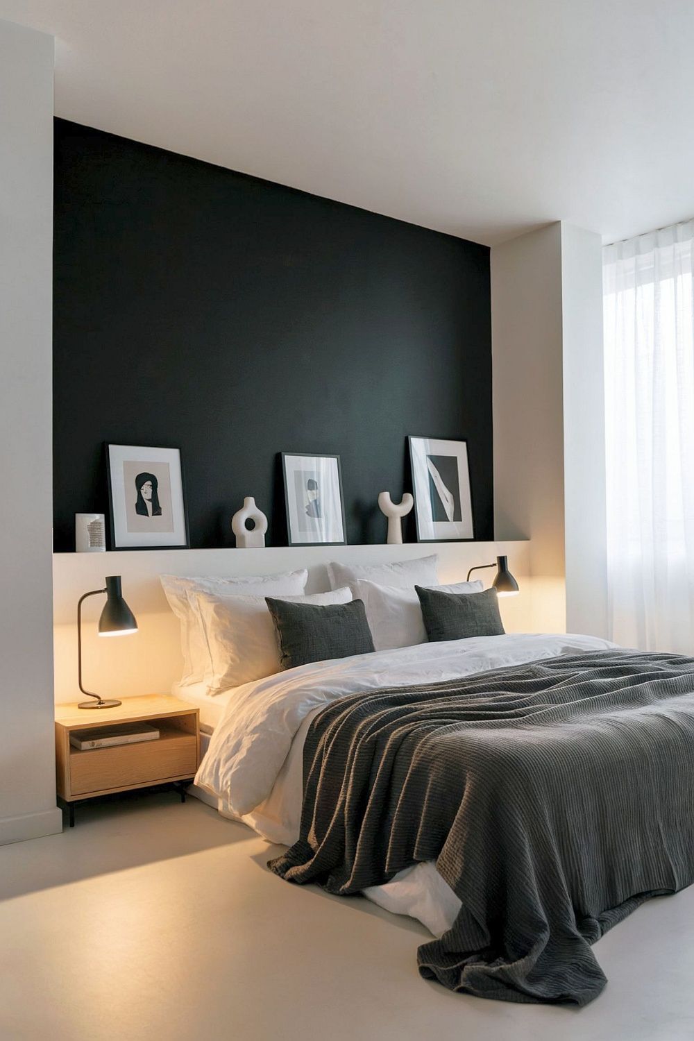 Moderne schwarze Wand im Schlafzimmer mit minimalistischen Deko-Elementen und hellen Textilien als eine Schlafzimmer Inspiration mit schwarz.