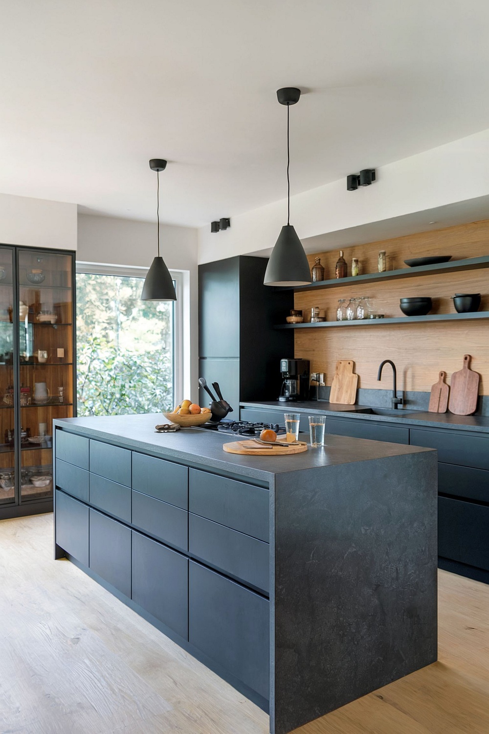 Küche anthrazit mit dunklen Fronten, offenen Holzborden und großem Fenster