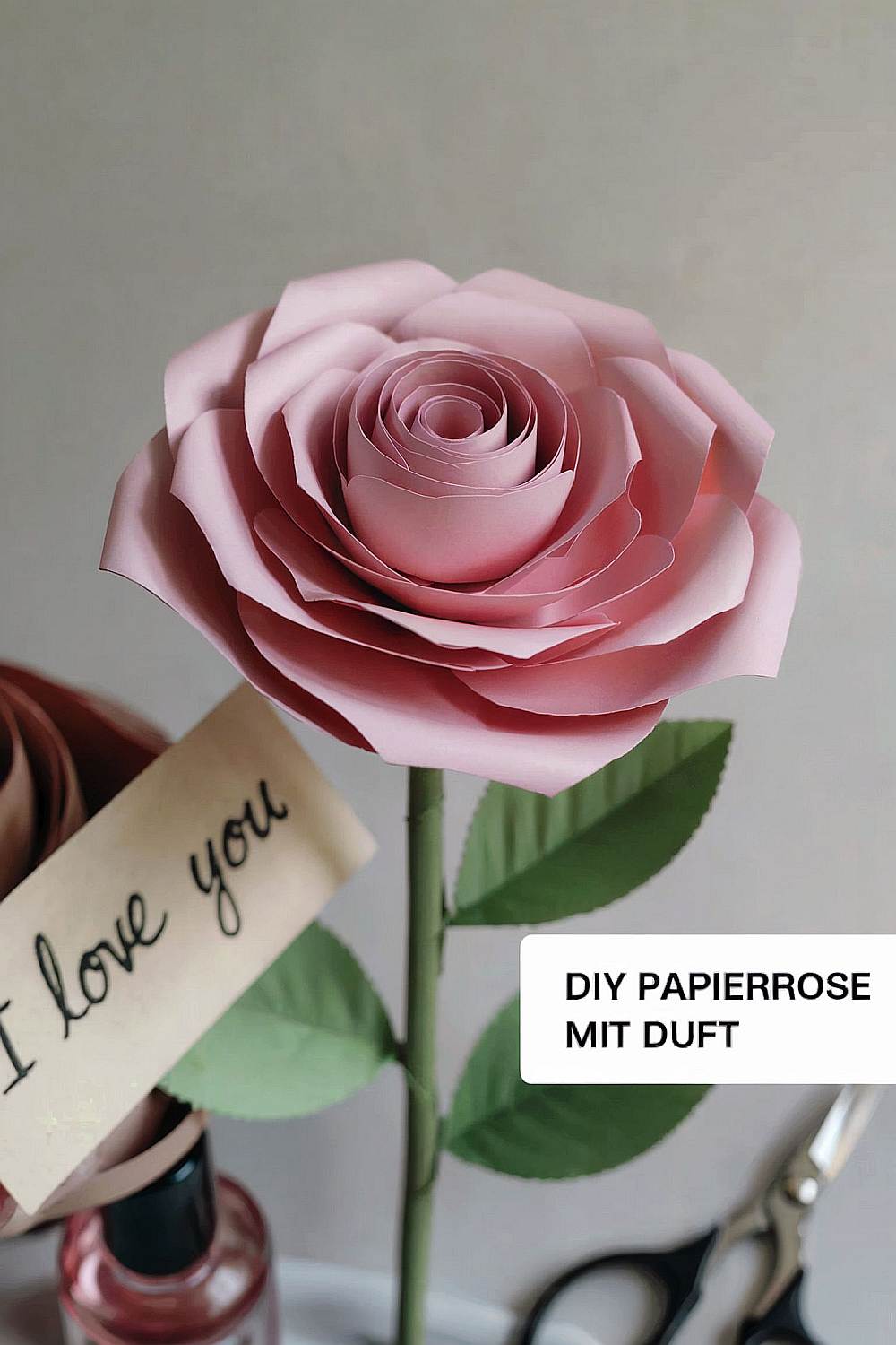 Valentinstag Bastelideen DIY Papierrose mit Duft