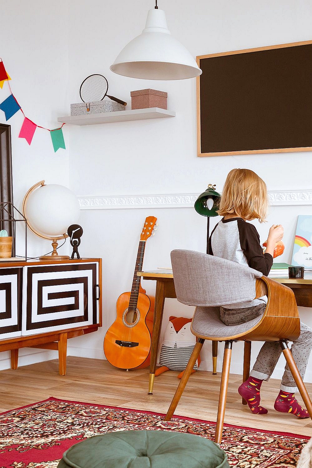 Schulkind Kinderzimmer Idee: Kind am Schreibtisch mit Gitarre und Tafel als Schulkind Kinderzimmer Idee