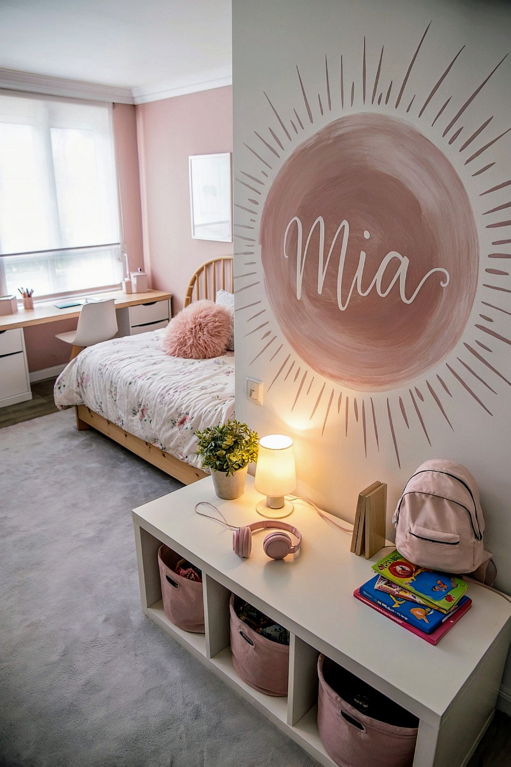 Kinderzimmer Ideen Mädels: Rosa Mädchenzimmer mit Namens-Wandbild „Mia"