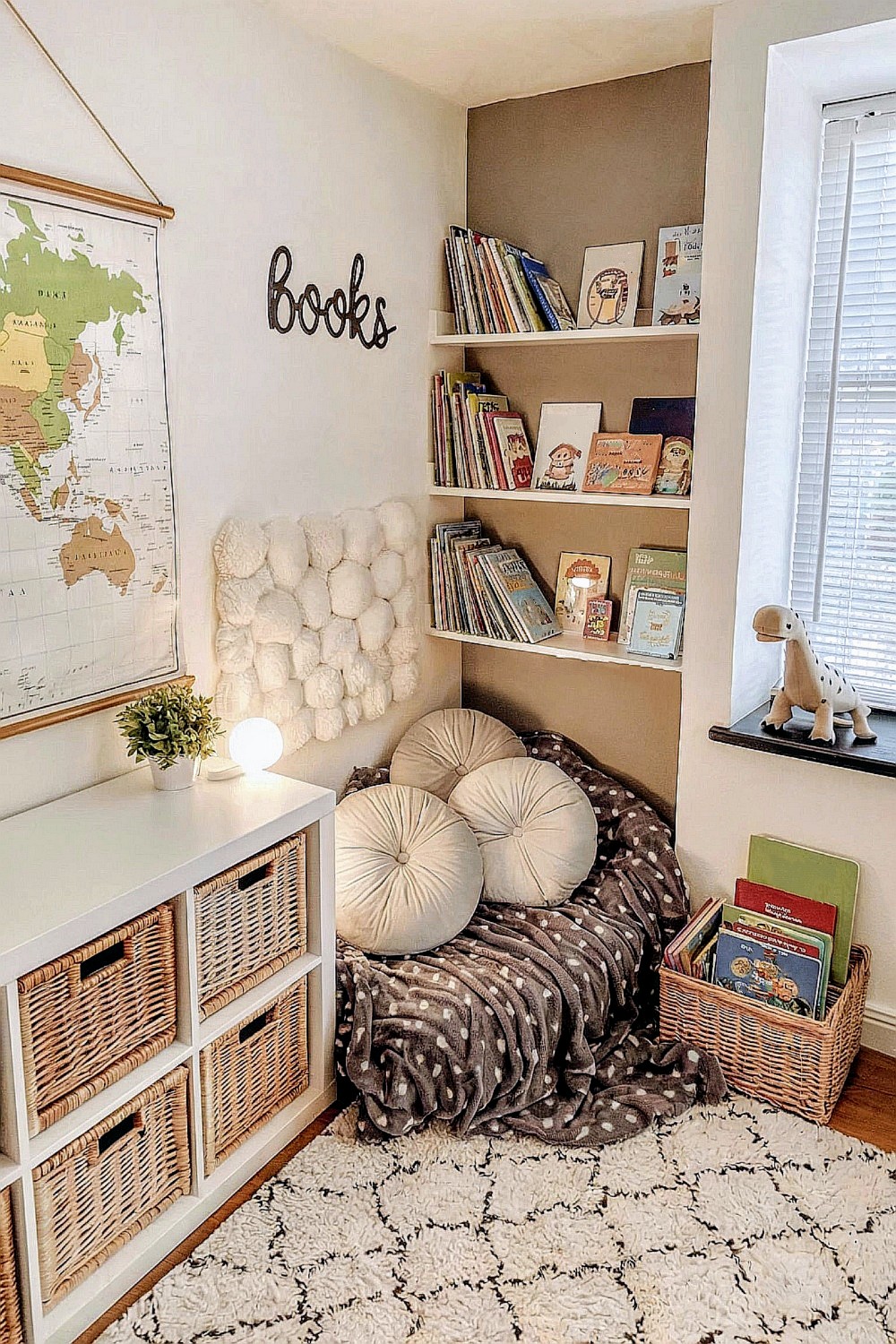 Sitzecke mit Kissen, Bücherwand & Körben als Spielecke Inspiration oder Leseecke Kinderzimmer Idee