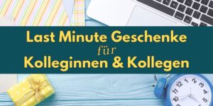 Last Minute Geschenke für Kolleginnen und Kollegen: gelbes Geschenk, blauer Wecker und Laptop auf türkisem Holztisch