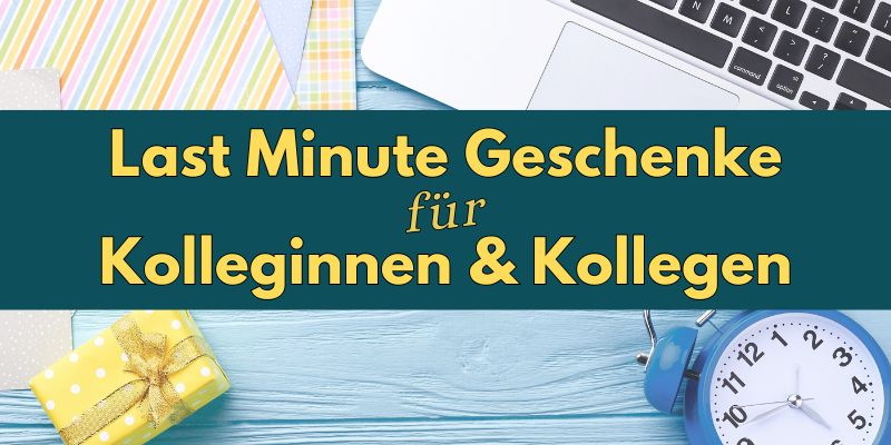 Last Minute Geschenke für Kolleginnen und Kollegen: gelbes Geschenk, blauer Wecker und Laptop auf türkisem Holztisch