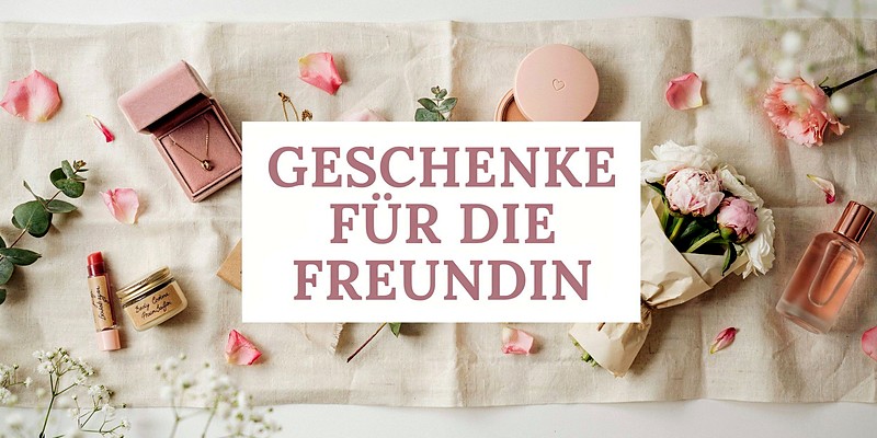 Geschenke für die Freundin: Kette, Parfüm, Körperöl und rosa Blüten auf hellem Leinentuch