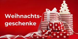 Weihnachtsgeschenke Ideen: rot-weiß gestreifte und gepunktete Geschenke mit weißen Schleifen und Keramik-Tannenbaum