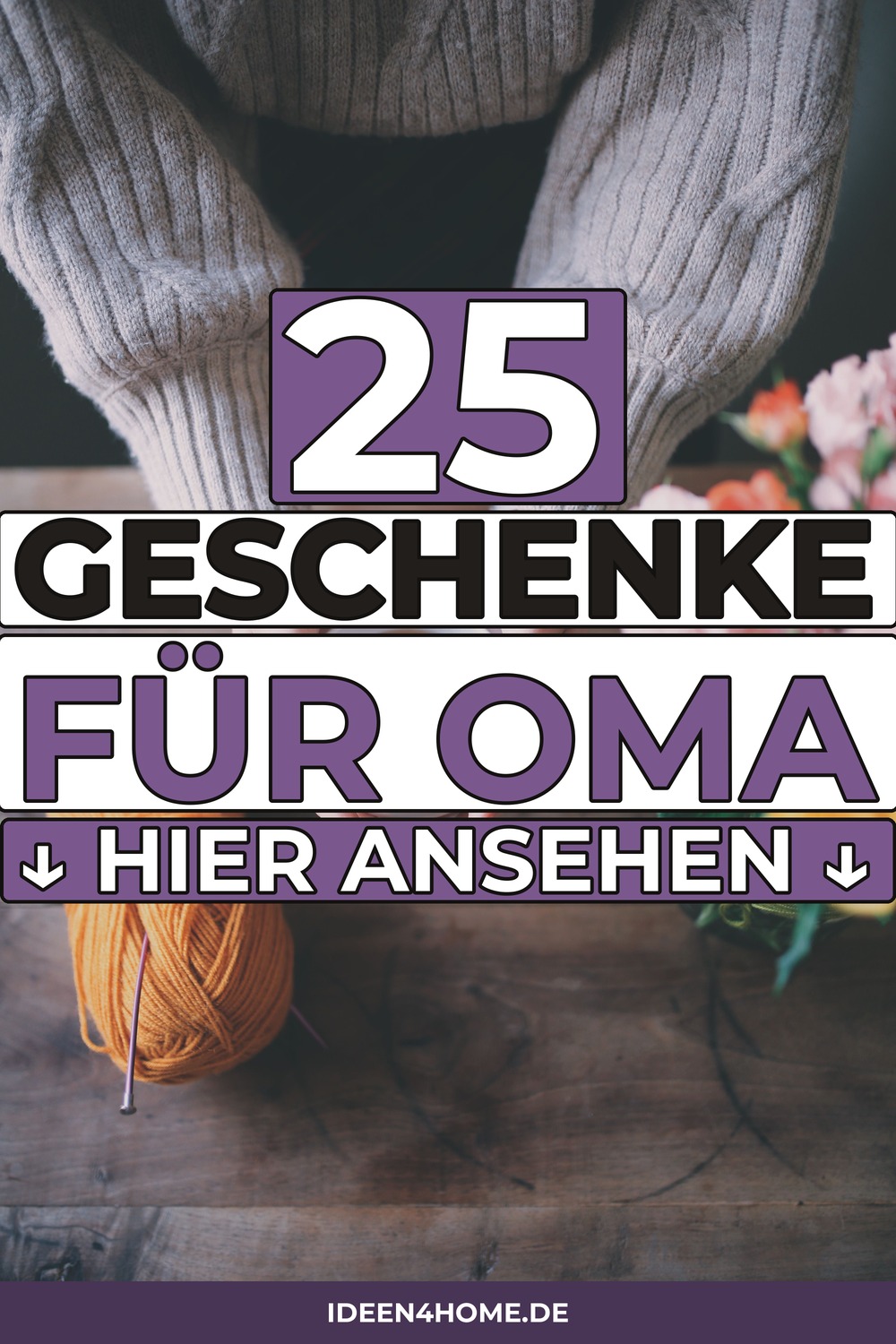 Geschenke für Oma: Hände mit Teetasse, Wollknäuel und Stricknadeln auf Holztisch