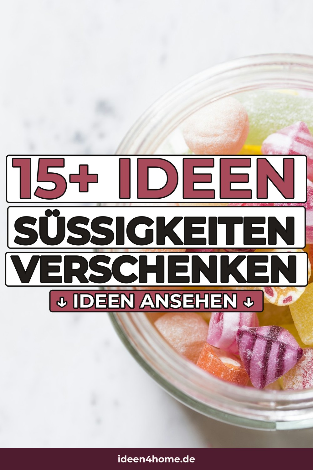 Süßigkeiten als Geschenk: buntes Bonbon-Sortiment in einem Glas auf hellem Marmor